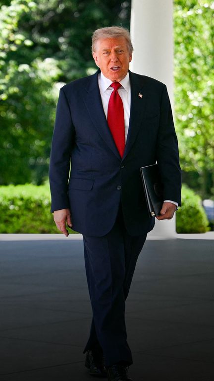 Donald Trump quitte le bureau ovale, vendredi 8 mai 2026 (Jim WATSON / AFP)