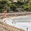 Une plage à Vouliagmeni, près d'Athènes, en août 2023. (SPYROS BAKALIS / AFP)