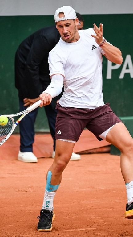 Kyrian Jacquet s'est qualifié pour le 3e tour des qualifications au tournoi de Roland Garros au terme d'un match fou, le 20 mai 2026. (MATTHIEU MIRVILLE / AFP)