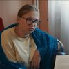 Cassandre, l'une des patientes du Dr Muriel Salmona qui lui fait face, lors d'une consultation filmée dans le documentaire "Le Monde à l'endroit" de Sylvie Meyer. (NOUR FILMS)
