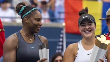 Serena Williams et Bianca Andreescu lors du tournoi de Toronto le 11 août 2019. Serena Williams avait abandonné au premier set, laissant la victoire finale à Bianca Andreescu. (WARREN TODA / EPA)