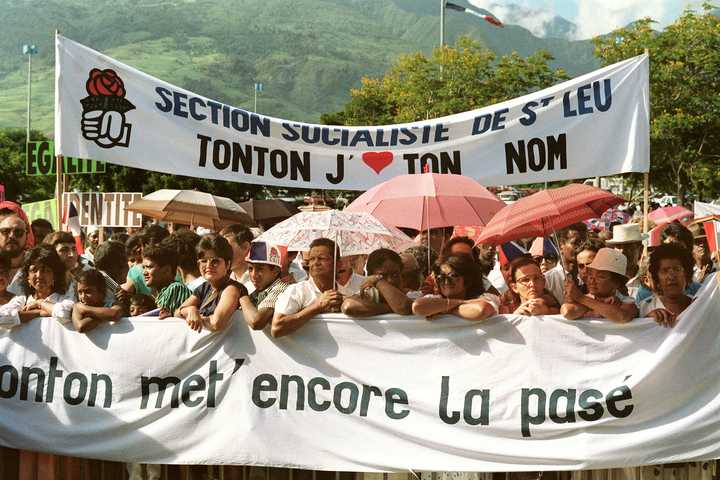Le président de la République François Mitterrand effectue une visite à Saint-Denis-de-la-Réunion le 08 février 1988. La foule des sympathisants venue l'accueillir à l'aéroport Gillot brandit des banderoles "Tonton j'aime ton nom". (MYCHELE DANIAU / AFP)