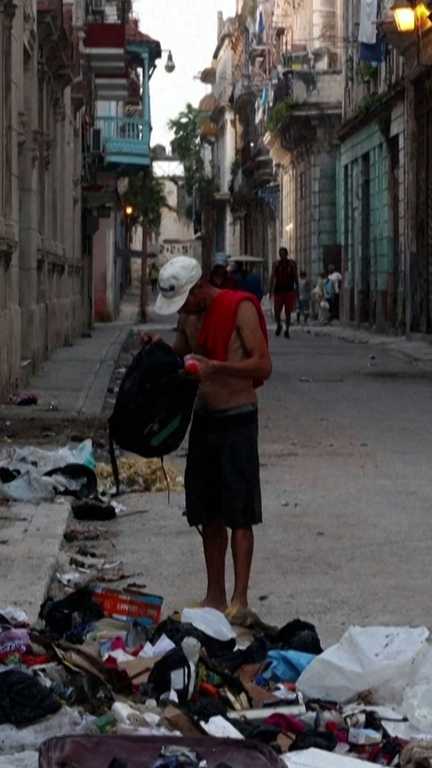 Pour survivre, des Cubains fouillent dans les poubelles (AFP)
