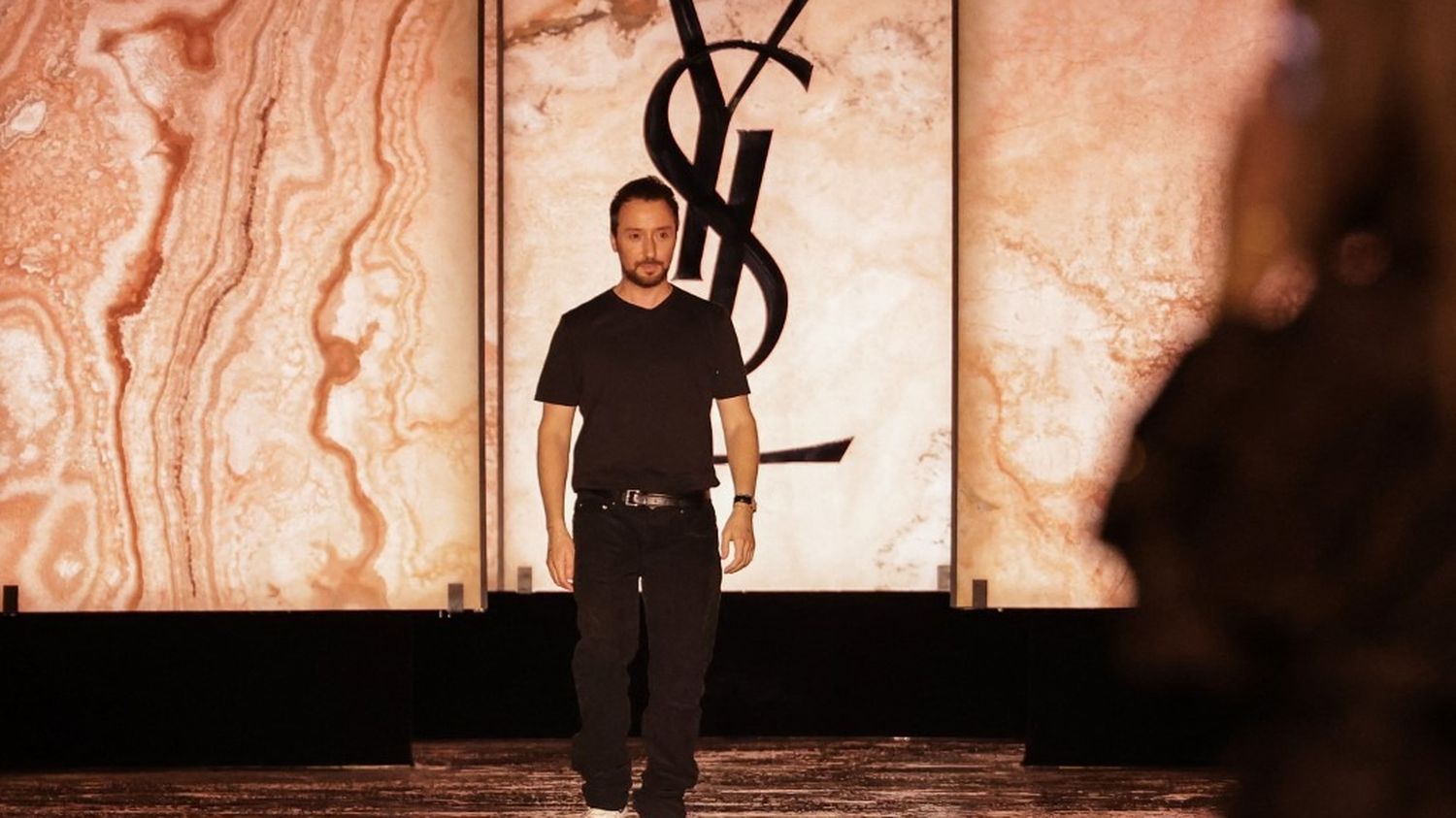 Anthony Vaccarello quitte Saint Laurent après une décennie de création, un séisme dans le monde de la mode
