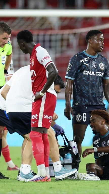 Le Marseillais Angel Gomes soigné lors du match entre l'AS Monaco et l'OM, au Stade Louis II le 30 août 2026. (VALERY HACHE / AFP)