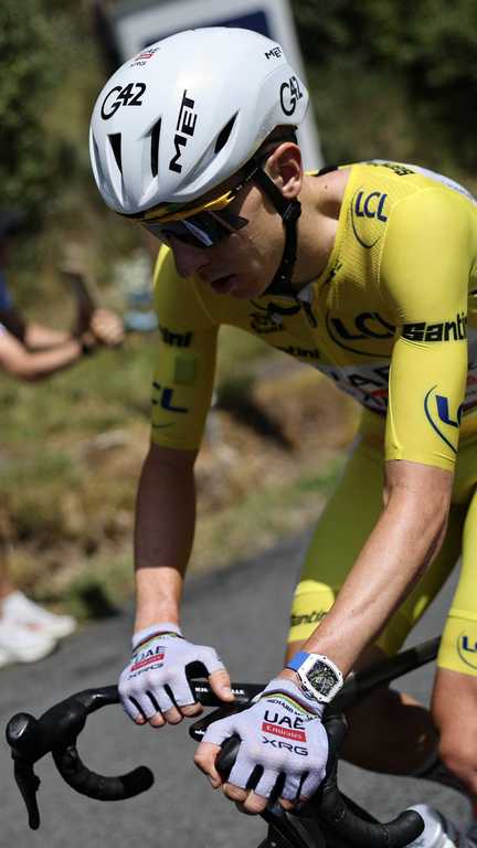 Le Slovène Tadej Pogacar de l'équipe UAE Team Emirates, lors de la 10e étape du Tour de France entre Aurillac et le Lioran dans le Massif central, le 14 juillet 2026. (ANNE-CHRISTINE POUJOULAT / AFP)
