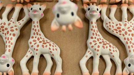 Enquête pour tromperie sur Sophie la Girafe produite en Chine : une usine du fabriquant français perquisitionné en Haute-Savoie