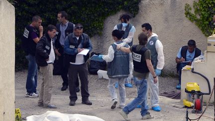 La police &eacute;tudie la sc&egrave;ne de la fusillade dans un quartier pavillonnaire d'Istres dans les Bouches-du-Rh&ocirc;ne, le 25 avril 2013. (GERARD JULIEN / AFP)