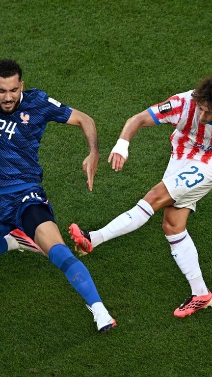 Le milieu de terrain français Rayan Cherki s'oppose au Paraguayen Matias Galarza lors du 8e de finale de la Coupe du monde, à Philadelphia le 4 juillet 2026. (JEWEL SAMAD / AFP)