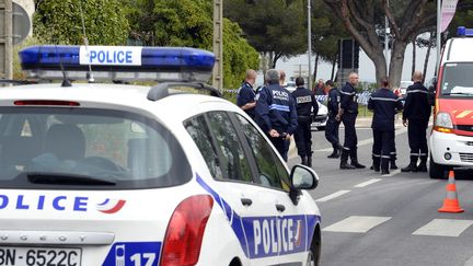 Des policiers et des pompiers se tiennent pr&egrave;s du rond-point o&ugrave; le tireur pr&eacute;sum&eacute; a &eacute;t&eacute; interpell&eacute;, &agrave; Istres (Bouches-du-Rh&ocirc;ne), le 25 avril 2013.&nbsp; (GERARD JULIEN / AFP)