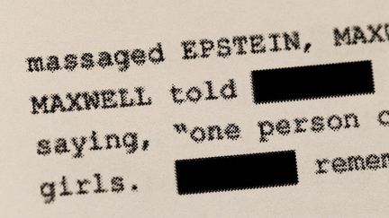 Cette illustration photographique montre une page imprimée des dossiers Epstein publiés par le Département de la Justice (DOJ) le 13 février 2026 à Chicago, dans l'Illinois. (SCOTT OLSON / GETTY IMAGES NORTH AMERICA)