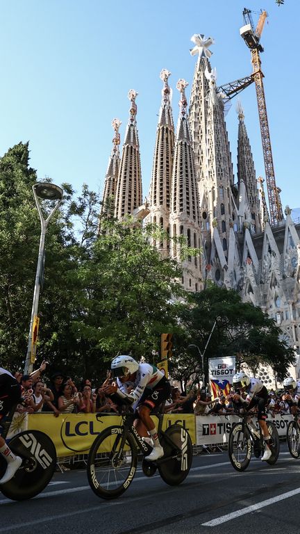 Le peloton dans les rues de Barcelone lors de la première étape du Tour de France 2026, le 4 juillet (ANNE-CHRISTINE POUJOULAT / AFP)