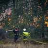Des pompiers luttent contre un incendie dans les Landes en juillet 2026. (LAURENT THEILLET / MAXPPP)
