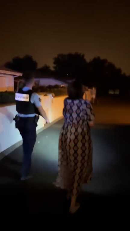Des gendarmes demandent aux habitants de Biscarosse d'évacuer leurs maisons, dans la nuit du 23 au 24 juillet 2026. (GENDARMERIE NATIONALE)