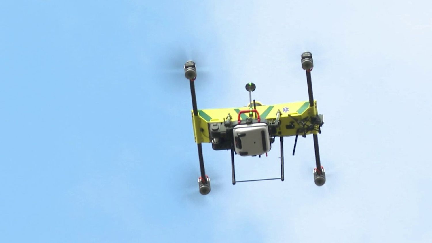 Acheminer un défibrillateur, transporter des organes… Des drones pour sauver des vies – franceinfo