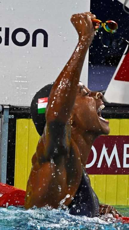 L'Italienne Sara Curtis a établi un nouveau record du monde sur 50m dos, le 12 août 2026, lors des championnats d'Europe de natation à Paris. (JULIEN DE ROSA / AFP)