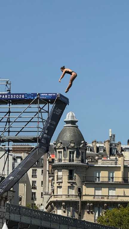 Le public peut observer les épreuves depuis les quais (franceinfo)