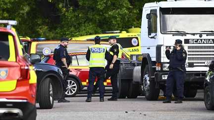 Des policiers et des secouristes à Fagersta, en Suède, le 21 août 2026. (FREDRIK SANDBERG / TT NEWS AGENCY / AFP)