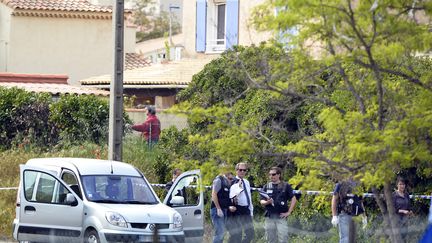 La police travaille sur les lieux de la fusillade qui a fait trois morts, &agrave; Istres (Bouches-du-Rhone) le 25 avril 2013. (GERARD JULIEN / AFP)