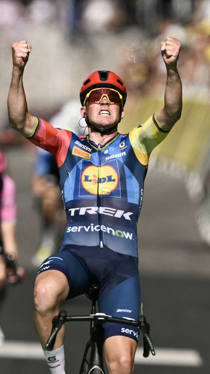 Le Danois Mads Pedersen (Lidl-Trek) exulte après sa victoire au sprint sur la 4e victoire étape du Tour de France, le 7 juillet 2026 à Foix. (JEFF PACHOUD / AFP)