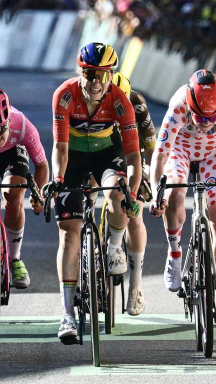 La Brestoise Cédrine Kerbaol (à gauche de l'image en rose) termine deuxième derrière la Mauricienne Kim Le Court-Pienaar (au centre) dans la 6e étape du Tour de France Femmes, à l'arrivée à Tournon-sur-Rhone (Ardèche). (NICOLAS TUCAT / AFP)