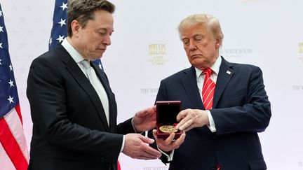 Donald Trump décore Elon Musk d'une médaille scientifique et le qualifie de "trésor national"