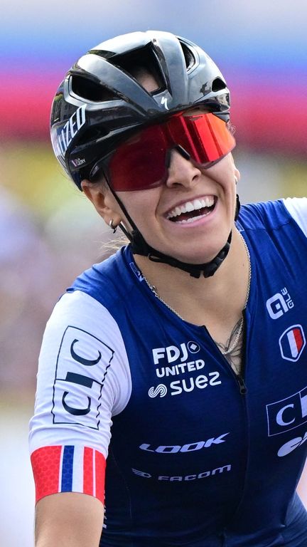 Célia Gery fête sa victoire sur la course en ligne Espoirs des Mondiaux de cyclisme sur route, le 25 septembre 2025, à Kigali (Rwanda). (DIRK WAEM / AFP)