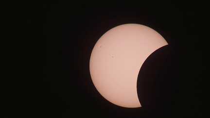 Le croissant de soleil lors d'une éclipse partielle observée depuis la Terre.