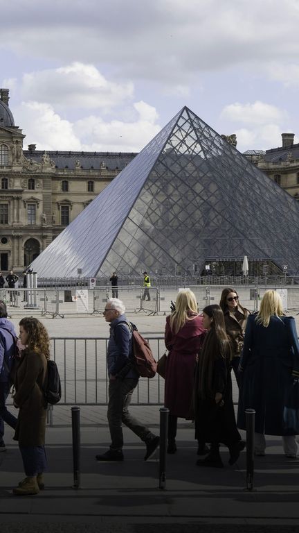 Paris, le 10 mars 2026, sur la place du Carrousel du Louvre (ERIC BRONCARD / HANS LUCAS / HANS LUCAS VIA AFP)