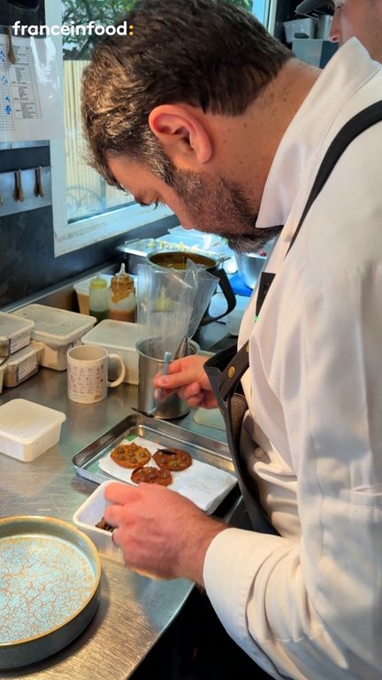Le chef Josselin Marie dresse un plat dans son restaurant La Table de Colette à Paris (Thomas Sellin)