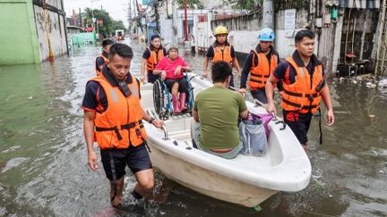 Los rescatistas atienden a los residentes en Navotas (Filipinas), el 11 de noviembre de 2025, tras el paso del "súper tifón" Fung Wong. (ROUELLE UMALI/XINHUA/AFP)