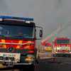 Des pompiers luttent contre les flammes après une frappe russe touchant un centre commercial de Kryvyï Rig, dans le centre de l'Ukraine, le 21 août 2026. (HANDOUT / STATE EMERGENCY SERVICE OF UKRAINE / AFP)