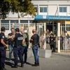 Des policiers devant le lycée Auguste-Béhal à Lens (Pas-de-Calais), le 5 octobre 2026. (SEVERINE COURBE / MAXPPP)