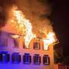 L'impressionnant incendie dans un immeuble à Thusis (Suisse), le 21 août 2026. (KANTONSPOLIZEI / GRAUBUNDEN / AFP)