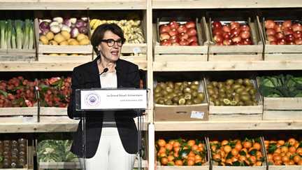 La ministre de l'Agriculture, Annie Genevard, prône un "grand réveil alimentaire", à Rungis, le 8 décembre 2025. (JULIEN DE ROSA / AFP)