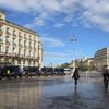 Des policiers sont déployés dans les rues du centre-ville de Bordeaux, lundi 19 octobre. (FABIEN COTTEREAU / SUD OUEST / MAXPPP)