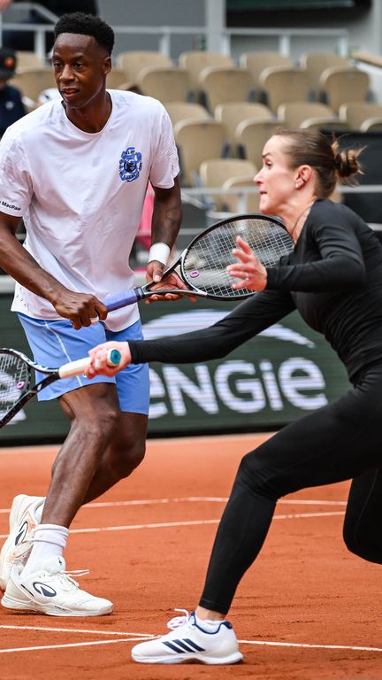 Gaël Monfils et Elina Svitolina s'entraînent ensemble, sur le court central de Roland-Garros, le 20 mai 2026, à quatre jours du début des Internationaux de France. (MATTHIEU MIRVILLE / AFP)