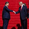 Le président américain Donald Trump serre la main de son homologue chinois Xi Jinping, le 25 septembre 2026, à Washington. (WIN MCNAMEE / AFP)