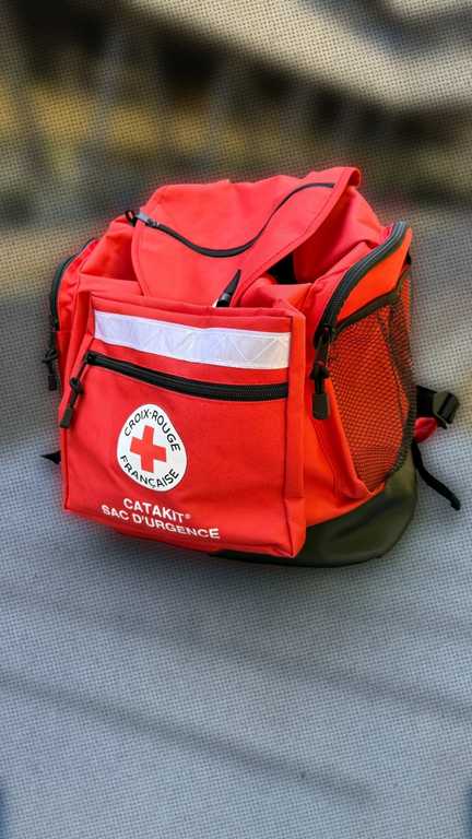 Un kit d'urgence de la Croix-Rouge française. (ÉMILIE NOËL / RADIO FRANCE)