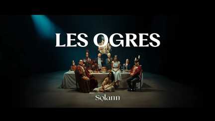 Une artiste s'exprime sur scène lors d'un concert de chanson française.