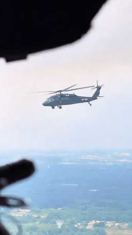 Hélicoptère Black Hawk slovaque en opération en Gironde (@hasicislovakia)