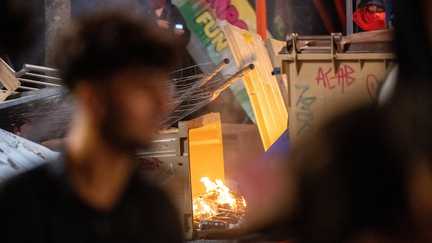 La première nuit du Festival international de rue d'Aurillac (Cantal) a été ternie par des violences urbaines et des affrontements avec la police, le 20 août 2025. (JEREMIE FULLERINGER / MAXPPP)