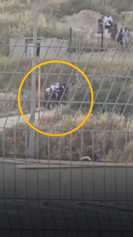 Palestiniens forcés par des colons israéliens de déterrer leur proche à Jaba' (franceinfo)