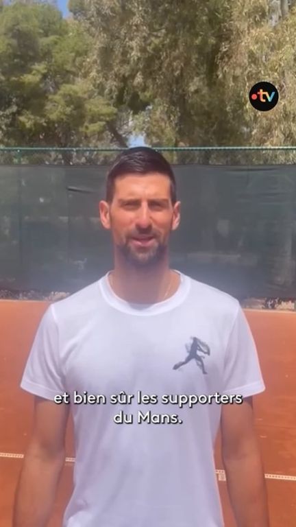 Le Serbe Novak Djokovic lors de ses félicitations au club du Mans. (@djokernole)
