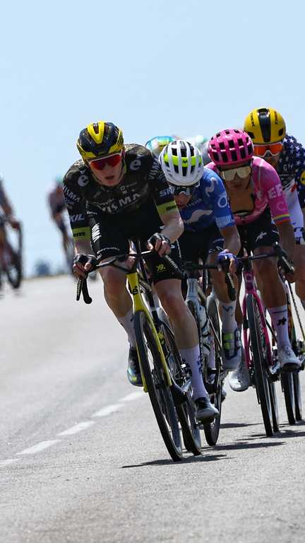 Les coureurs du Tour de France lors de l'étape entre Malemort et Ussel, en Corrèze, le 12 juillet 2026. (ANNE-CHRISTINE POUJOULAT / AFP)