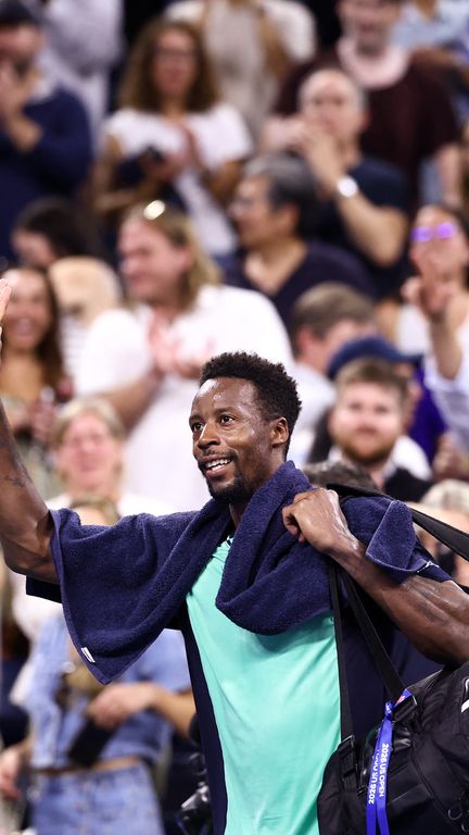 Gaël Monfils salue le public new yorkais à l'issue de son élimination au 2e tour de l'US Open, le 3 septembre 2026. (CHARLY TRIBALLEAU / AFP)