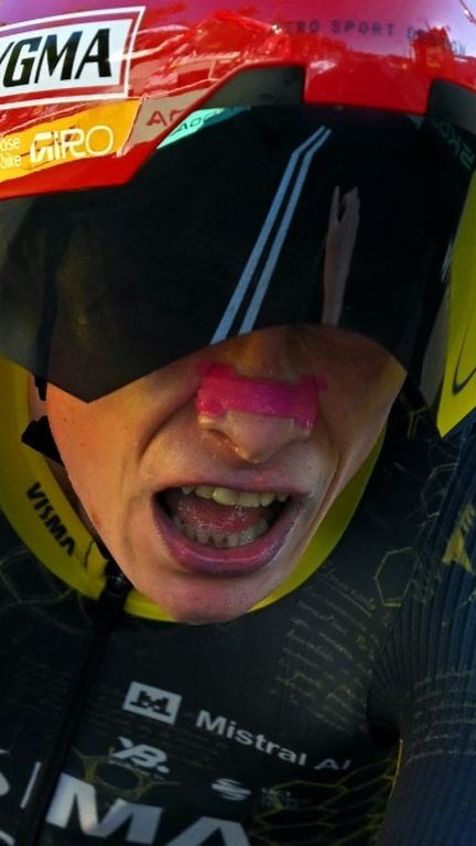 L'équipe Visma | Lease a Bike a remporté le contre-la-montre par équipes, lors de la 1re étape du Tour de France, à Barcelone, le 4 juillet 2026, plaçant son leader Jonas Vingegaard sur la plus haute marche du podium du classement général. (LOIC VENANCE / AFP)