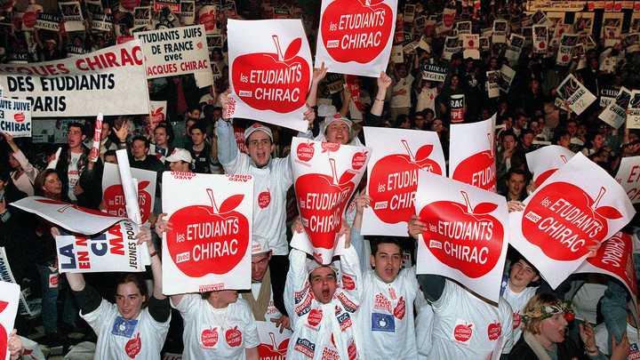 Des jeunes manifestent leur sympathie, lors du meeting de Jacques Chirac, candidat à la présidence de la République, au Palais Omnisports de Paris-Bercy, le 9 avril 1995. (GEORGES BENDRIHEM / AFP)