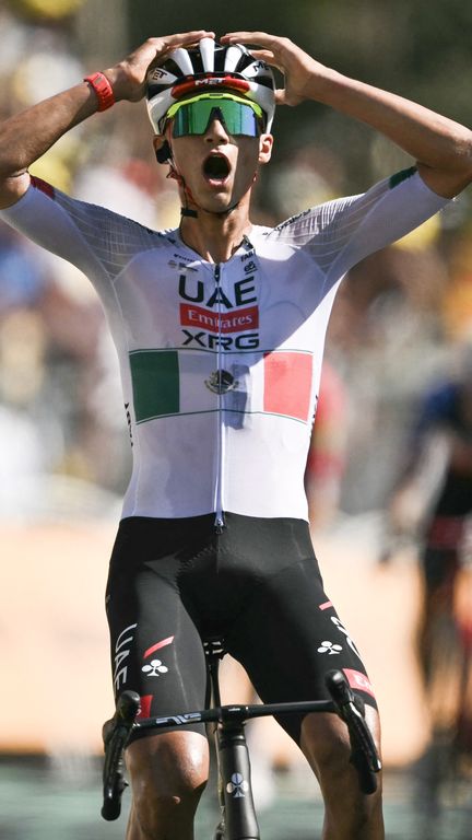 Isaac del Toro à l'arrivée de la 2e étape du Tour de France, le 5 juillet 2026, à Barcelone. (JEFF PACHOUD / AFP)