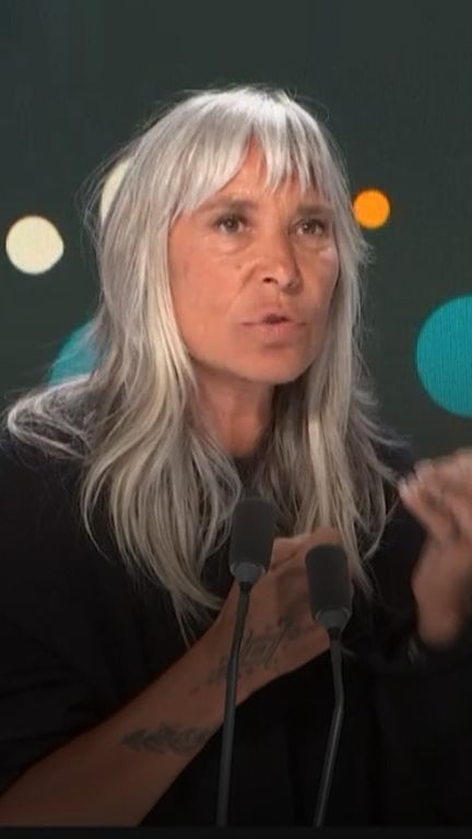 Dans "Y'a plus d'saisons", Zazie mêle deux thématiques : le dérèglement climatique et les violences faites aux femmes. (Romain Tible)